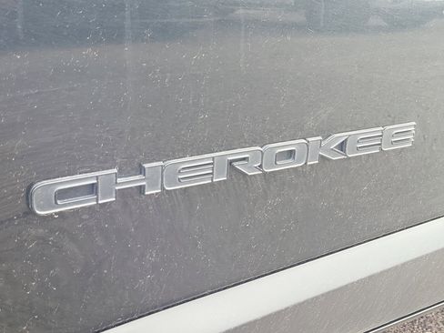 Used 2023 Jeep Cherokee Altitude Lux image 26