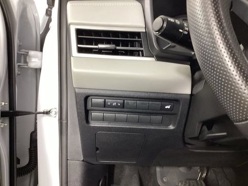 Used 2025 Mitsubishi Outlander SE FWD image 12