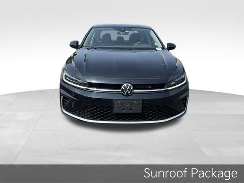 Used 2025 Volkswagen Jetta SE FWD image 2