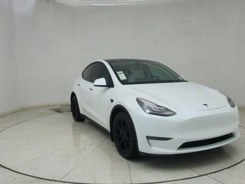 Used 2021 Tesla Model Y Long Range image 65