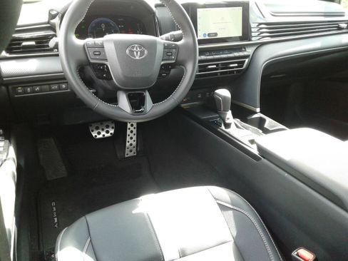 Used 2025 Toyota Camry SE w/ Convenience Package image 13