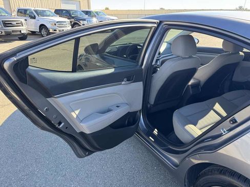 Used 2017 Hyundai Elantra SE image 20