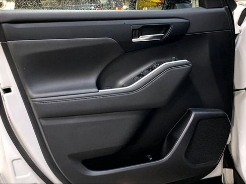 Used 2023 Toyota Highlander XLE image 9