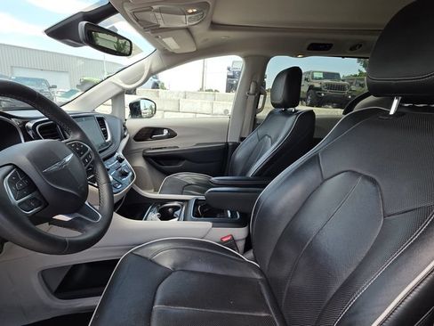 Used 2023 Chrysler Pacifica Limited FWD image 11