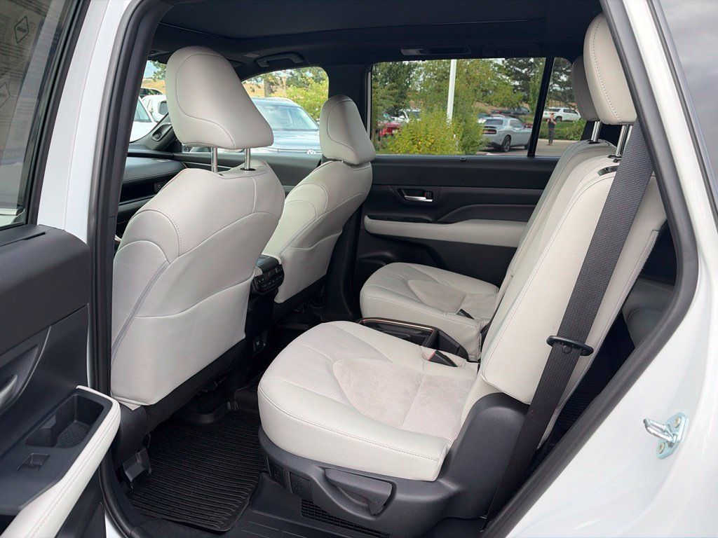 Used 2024 Toyota Grand Highlander AWD Hybrid image 23