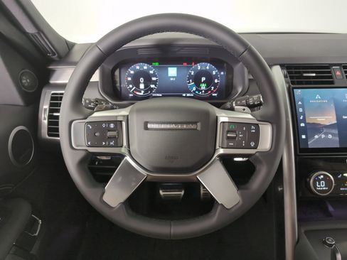 Used 2025 Land Rover Discovery Dynamic SE image 14