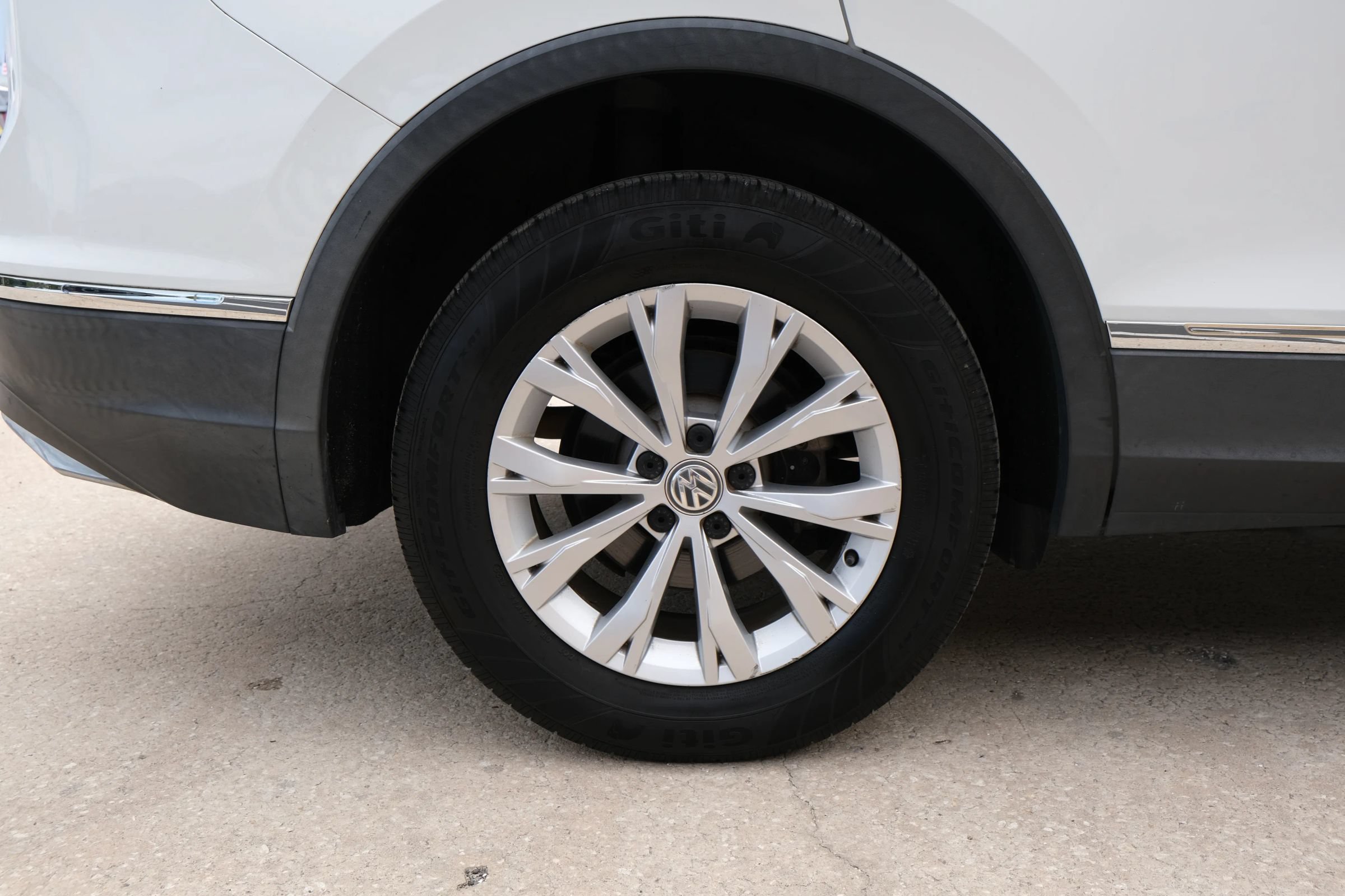 Used 2018 Volkswagen Tiguan SE w/ Panoramic Sunroof Package AWD/4WD image 18
