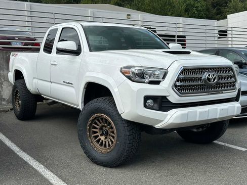 Used 2016 Toyota Tacoma TRD Sport w/ Towing Package AWD/4WD image 3