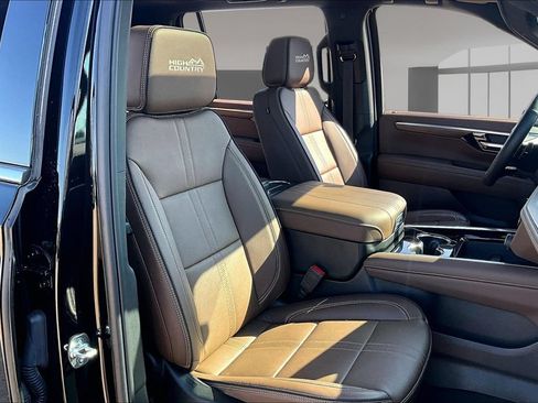 Used 2025 Chevrolet Suburban High Country AWD/4WD image 7