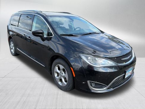 Used 2017 Chrysler Pacifica Touring-L Plus FWD image 3