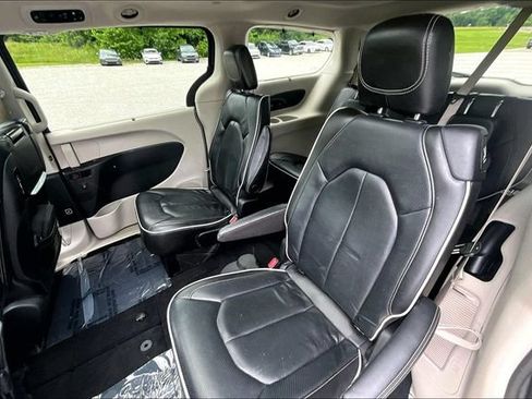 Used 2022 Chrysler Pacifica Limited w/ Uconnect Theater Family Group FWD image 26