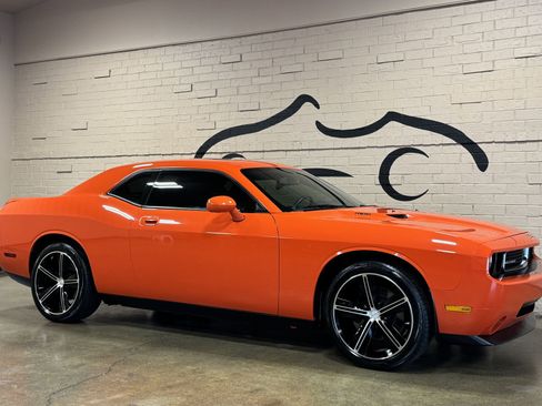 Used 2009 Dodge Challenger R/T w/ Electronics Convenience Group RWD image 2