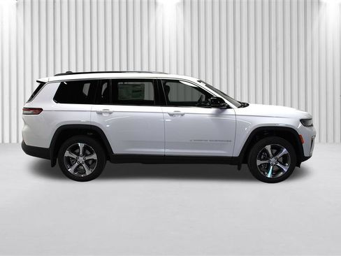 New 2026 Jeep Grand Cherokee L Limited w/ MOPAR Finishing Package AWD/4WD image 2