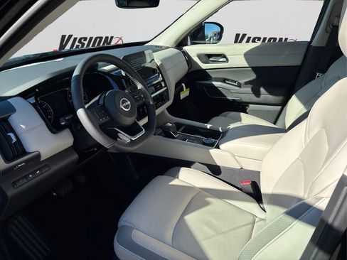 New 2025 Nissan Pathfinder SL image 9