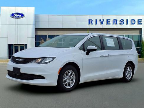 Used 2023 Chrysler Voyager LX image 3