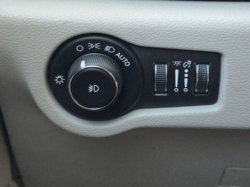 Used 2019 Chrysler Pacifica Touring-L image 16