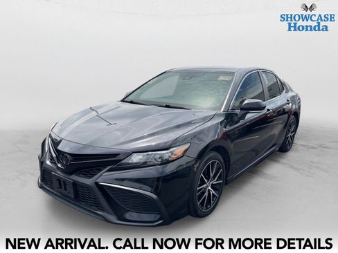 Used 2023 Toyota Camry SE image 2