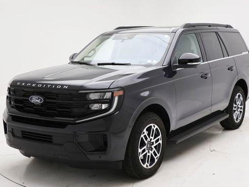Used 2025 Ford Expedition Active AWD/4WD image 2