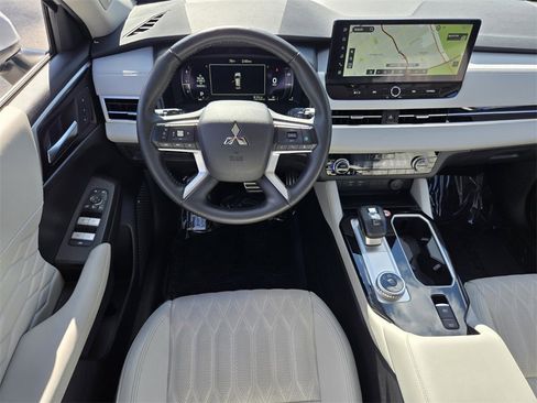 Used 2025 Mitsubishi Outlander SEL image 12