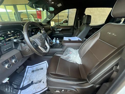Used 2023 GMC Sierra 1500 Denali w/ Technology Package AWD/4WD image 8