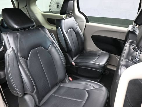Used 2023 Chrysler Pacifica Touring-L FWD image 48