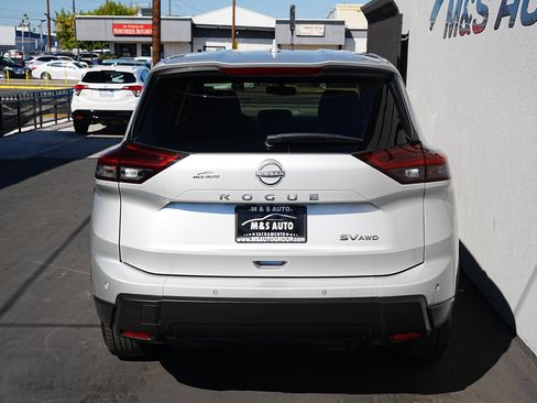 Used 2024 Nissan Rogue SV image 5