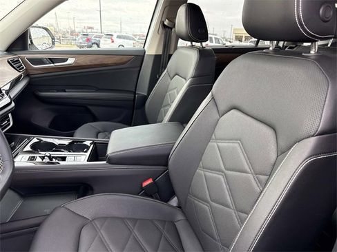 Certified 2025 Volkswagen Atlas SE image 13