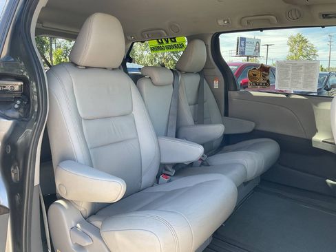 Used 2020 Toyota Sienna XLE Premium w/ Carpet Mat Package FWD image 43