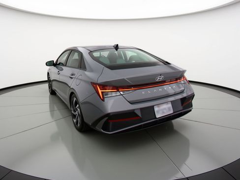 Used 2025 Hyundai Elantra Limited image 6