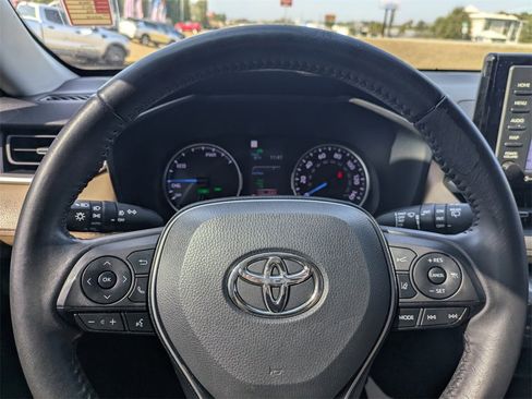 Used 2022 Toyota RAV4 XLE Premium image 30