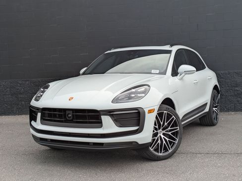Used 2025 Porsche Macan image 1