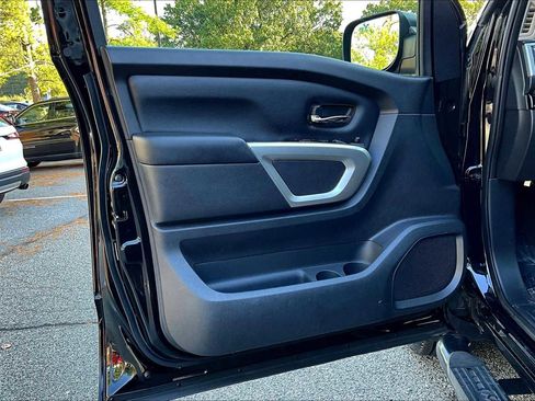 Used 2019 Nissan Titan SV image 21