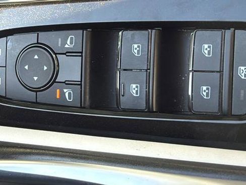 Used 2023 Nissan Pathfinder SL AWD/4WD image 18