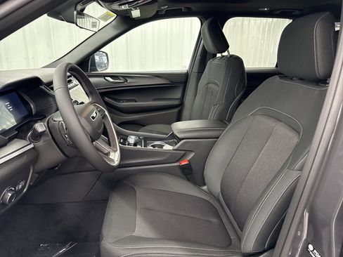 Used 2025 Jeep Grand Cherokee Laredo X image 13