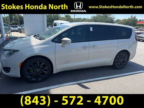 Used 2020 Chrysler Pacifica Touring w/ S Appearance Package FWD image 3