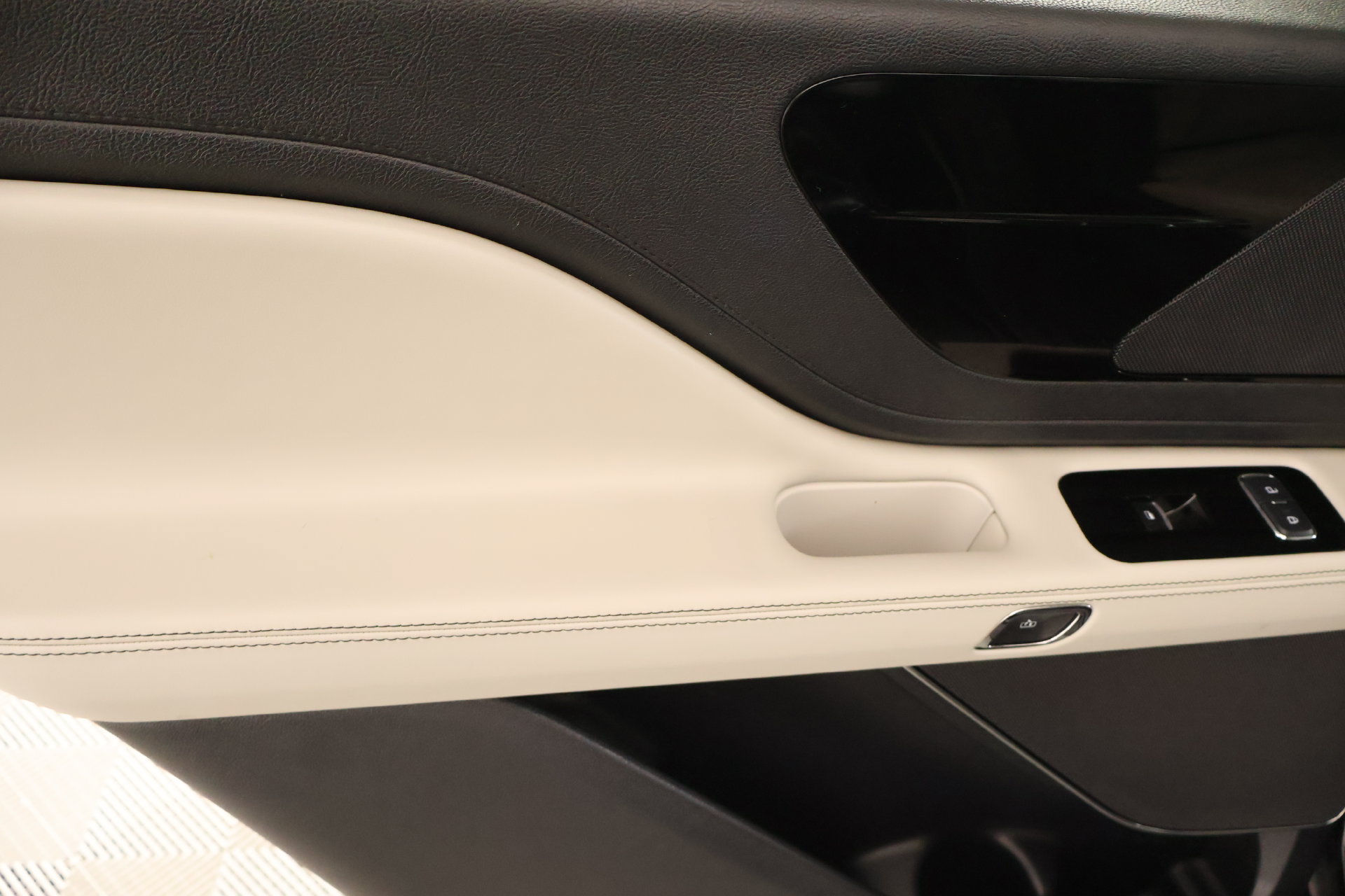 Used 2025 Lincoln Aviator 2WD w/ Jet Appearance Package image 19