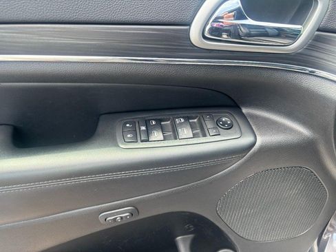 Used 2019 Jeep Grand Cherokee Limited AWD/4WD image 15