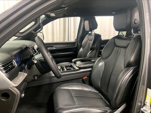 Used 2024 Jeep Wagoneer L Series III w/ Flexible Seating Group image 10