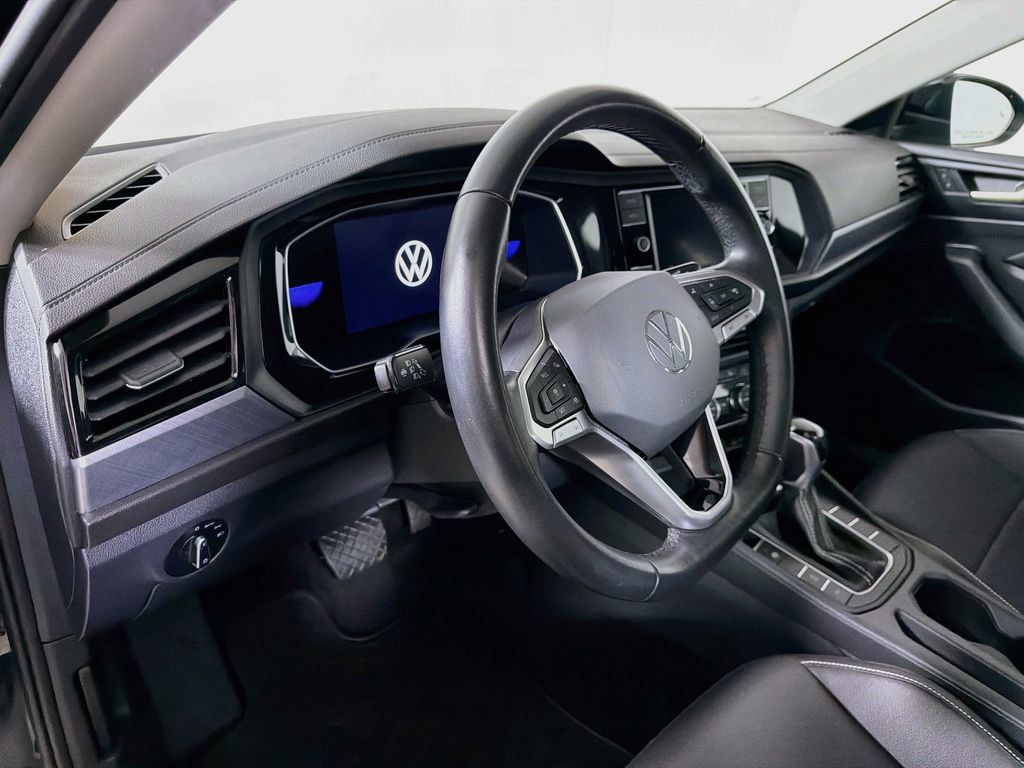 Used 2024 Volkswagen Jetta SE FWD image 10