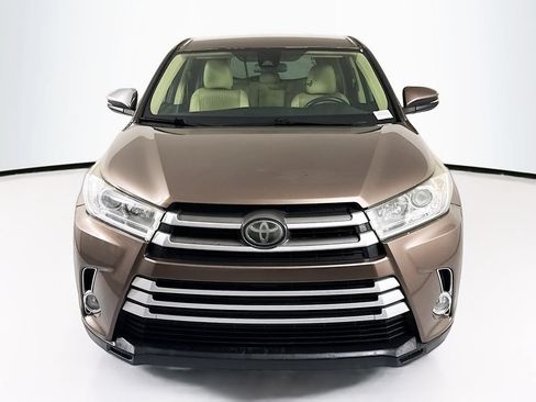 Used 2018 Toyota Highlander Plus FWD image 2