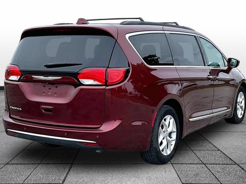 Used 2017 Chrysler Pacifica Touring-L w/ Tire & Wheel Group FWD image 10