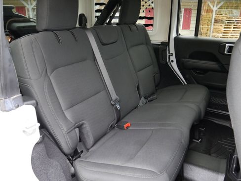 Used 2020 Jeep Wrangler Unlimited Sahara image 23