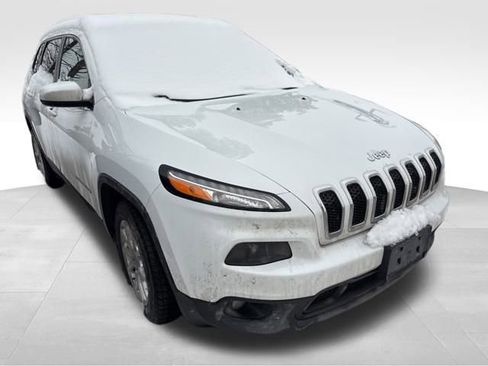 Used 2018 Jeep Cherokee Latitude Plus w/ Comfort/Convenience Group image 9