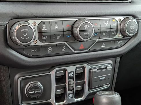 Used 2025 Jeep Gladiator Sport AWD/4WD image 17