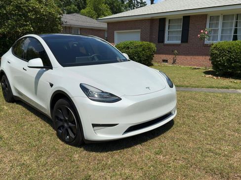 Used 2023 Tesla Model Y Long Range AWD/4WD image 2