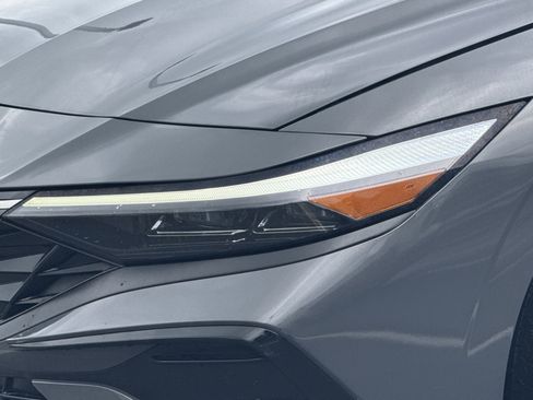 Used 2025 Hyundai Elantra Limited FWD image 5