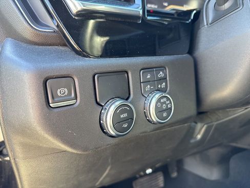 Used 2024 GMC Sierra 1500 SLT image 17