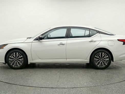 Used 2025 Nissan Altima 2.5 SV FWD image 5