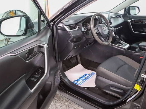 Used 2022 Toyota RAV4 LE AWD/4WD image 3