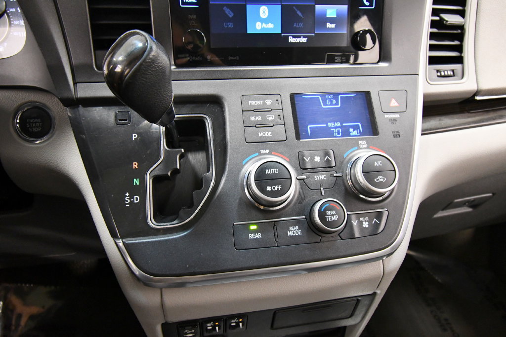 Used 2017 Toyota Sienna XLE Premium FWD image 28